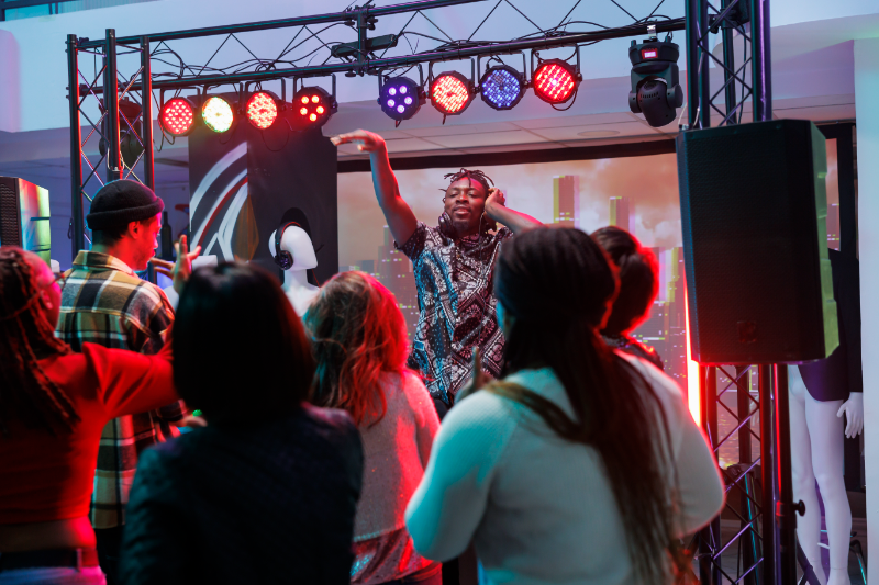 Streetwear dan Musik: Pengaruh Hip-Hop dan Punk dalam Fashion