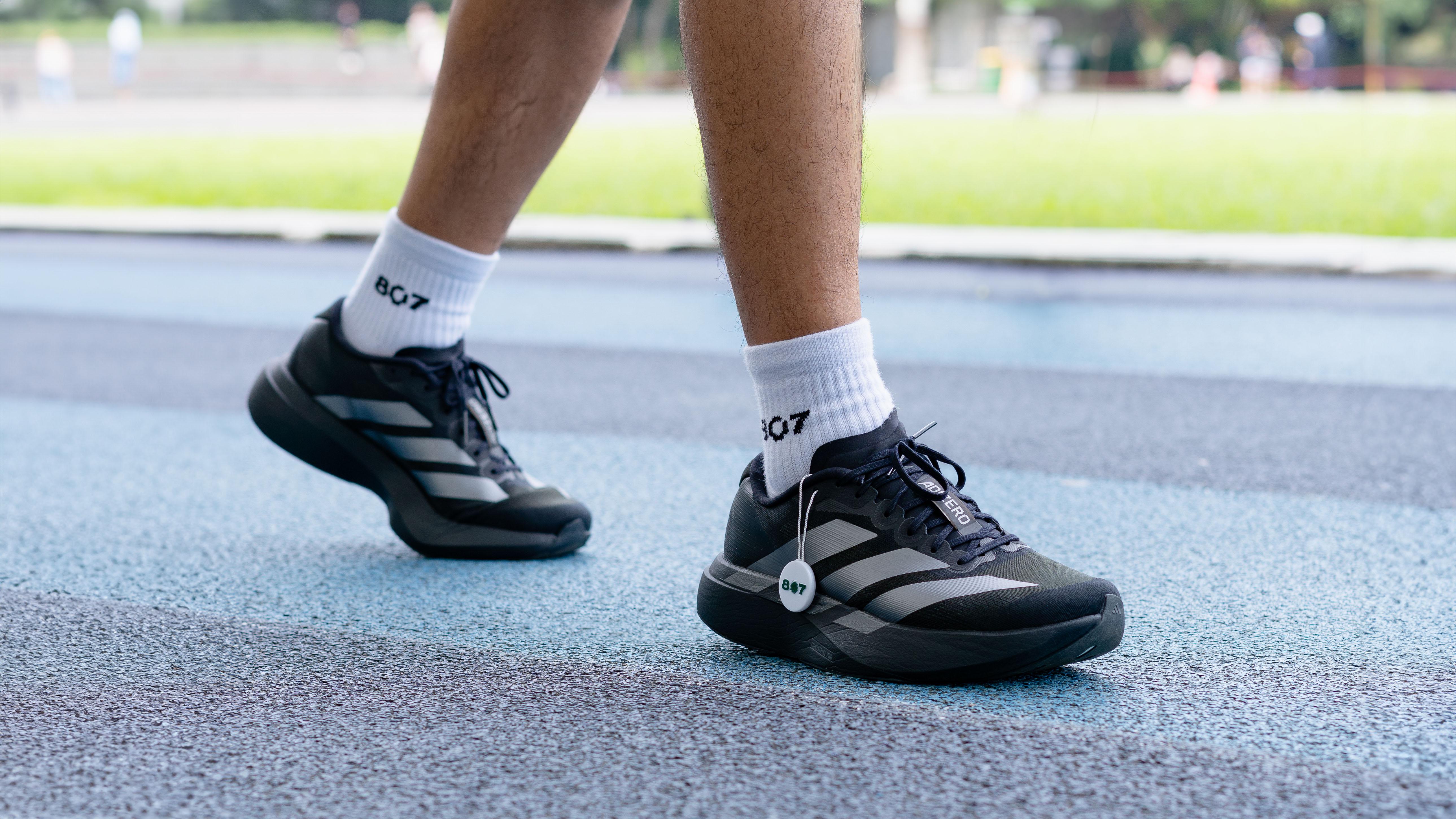 Stabilitas Lari di Adidas Adizero Evo SL Black Iron Metallic