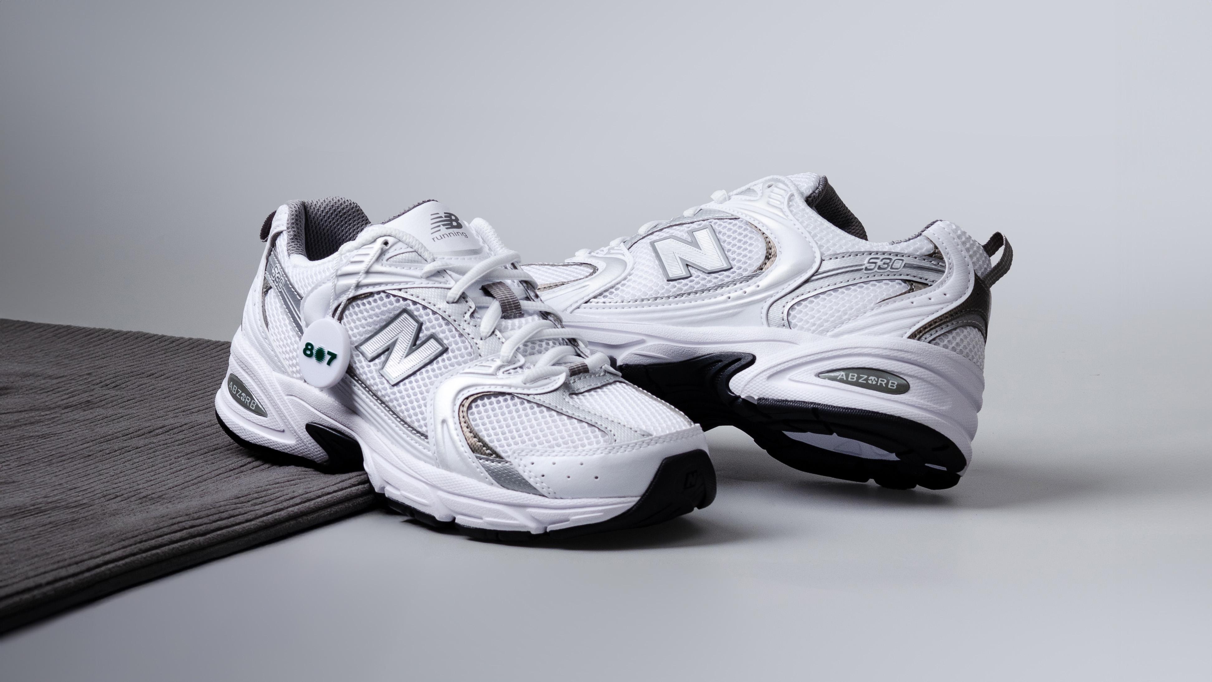 Kenyamanan Harian New Balance 530 White Silver Metallic