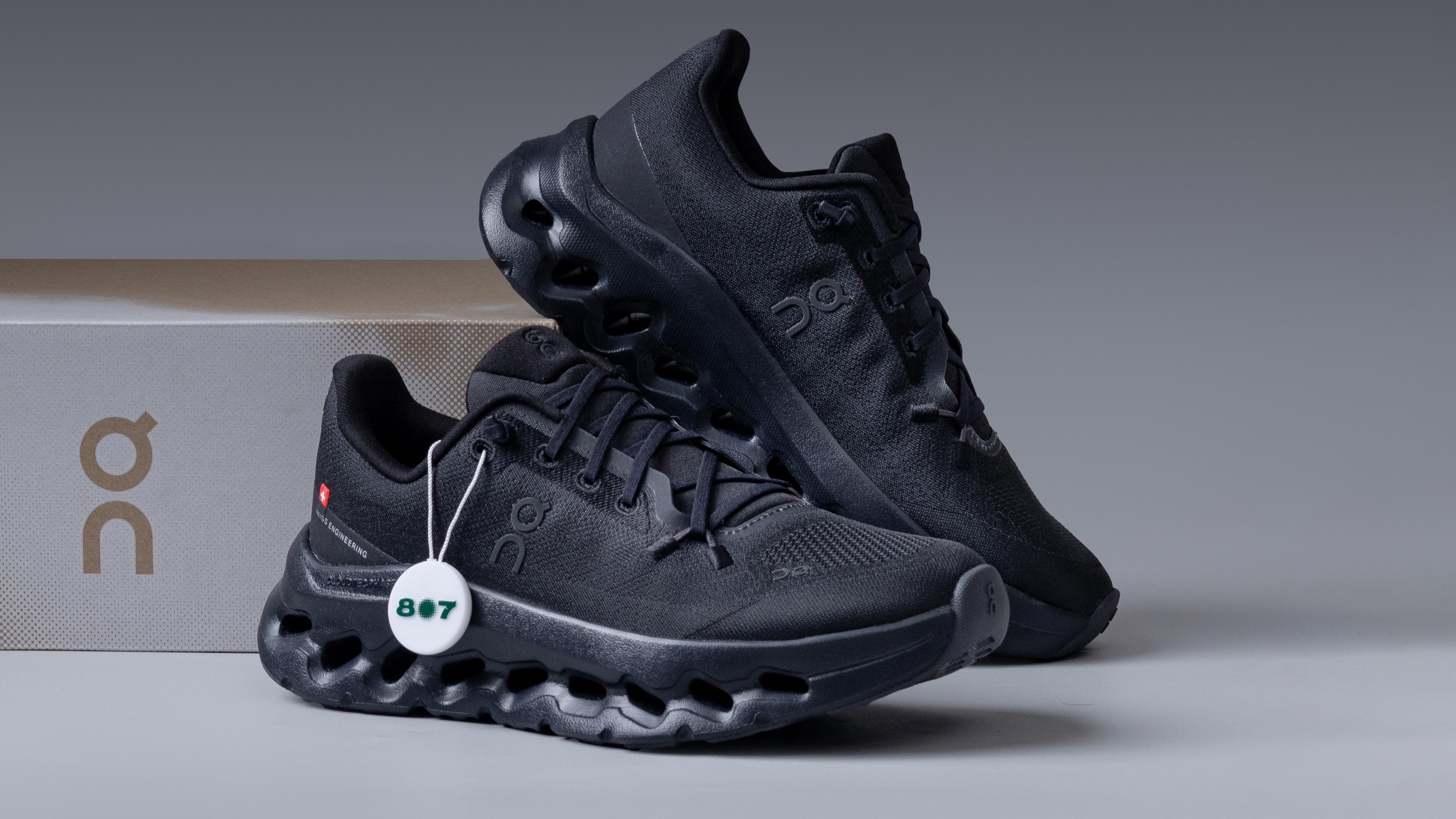 Kenyamanan Maksimal ON Cloudtilt Black Eclipse Kenyamanan Maksimal ON Cloudtilt Black Eclipse