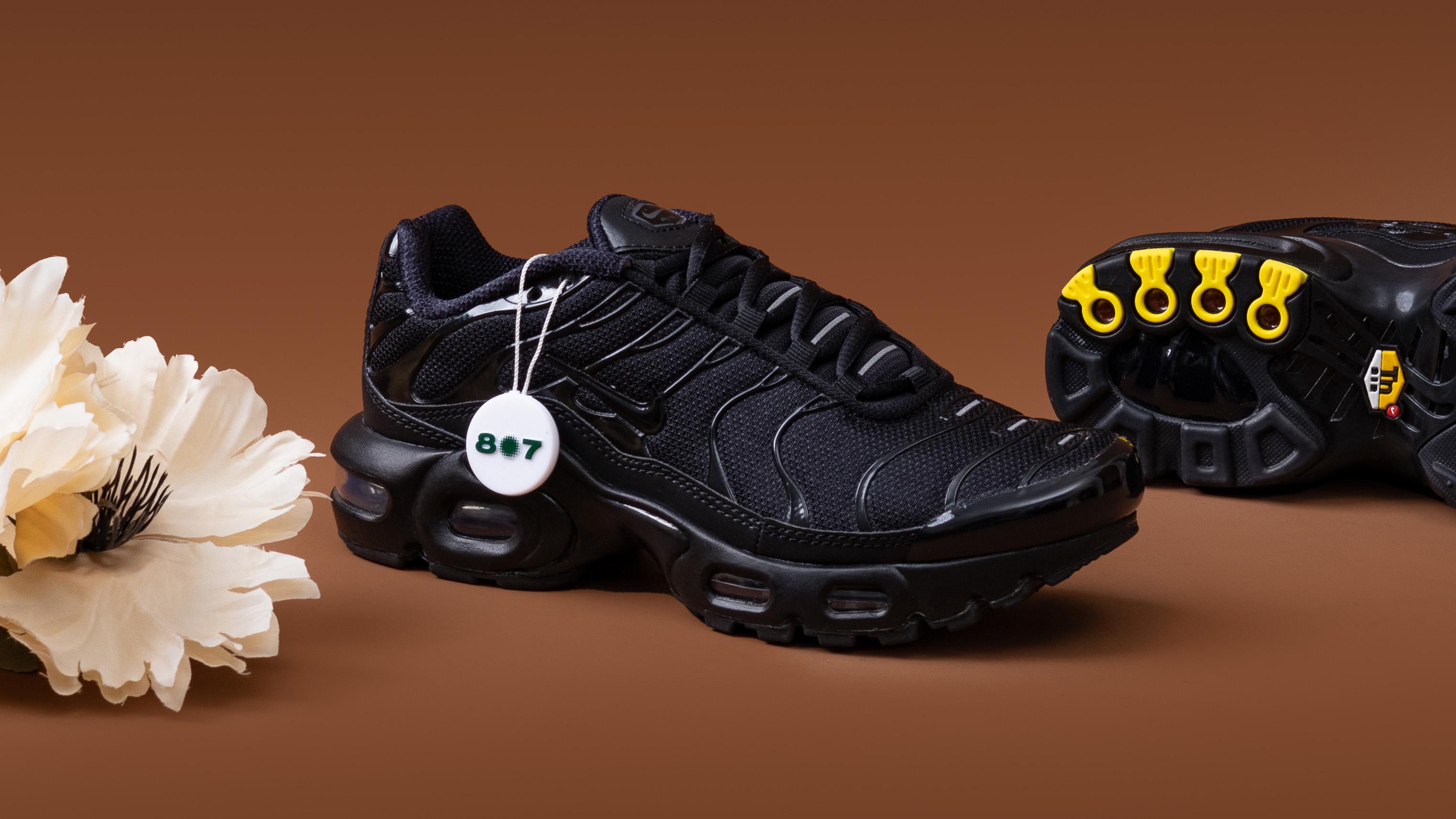 Nike Air Max vs Adidas Ultraboost: Mana Lebih Empuk untuk Jalan Kaki? Nike Air Max vs Adidas Ultraboost: Mana Lebih Empuk untuk Jalan Kaki?