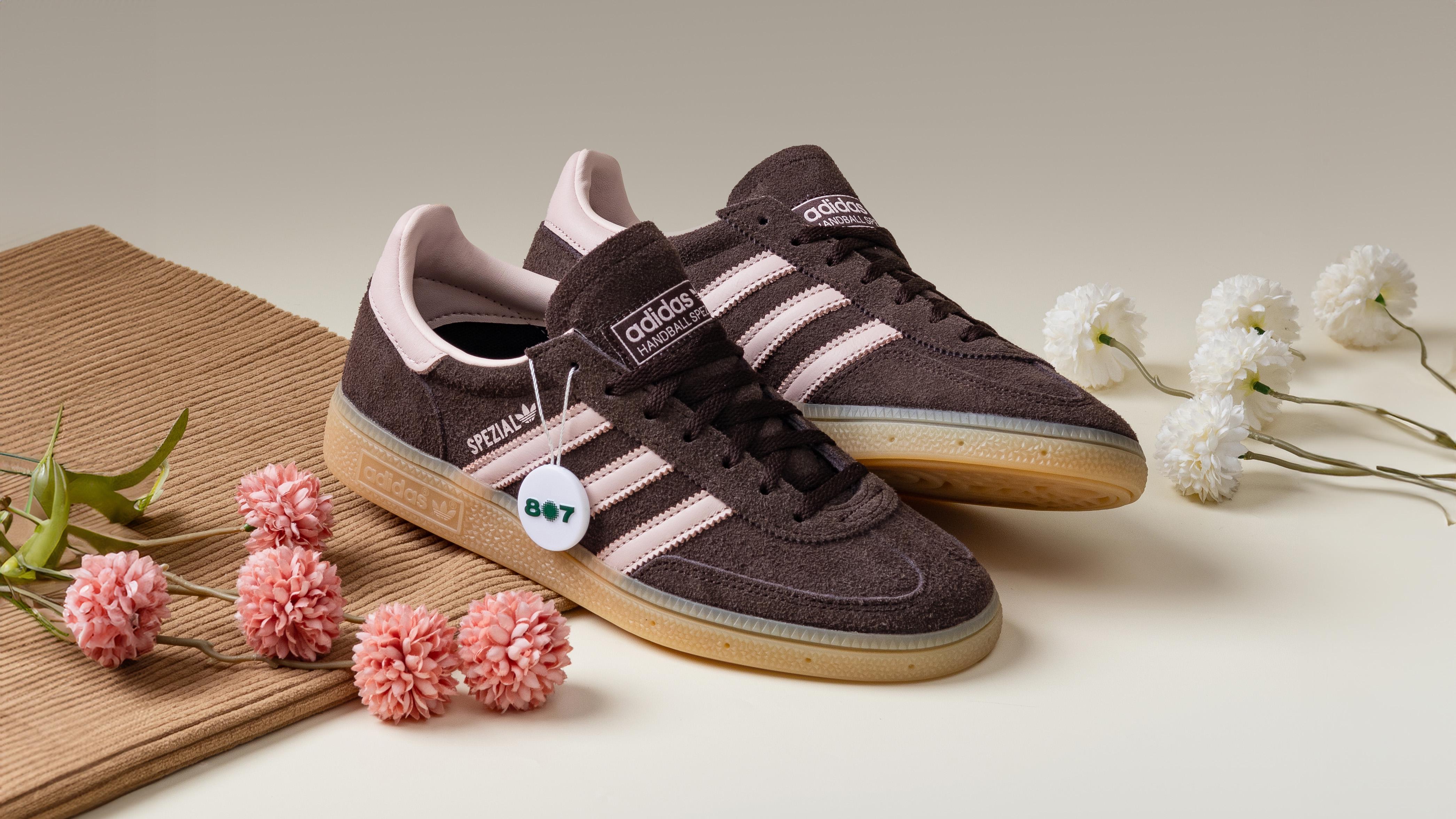 Adidas Handball Spezial vs Adidas Samba: Mana Lebih Ikonik? Adidas Handball Spezial vs Adidas Samba: Mana Lebih Ikonik?