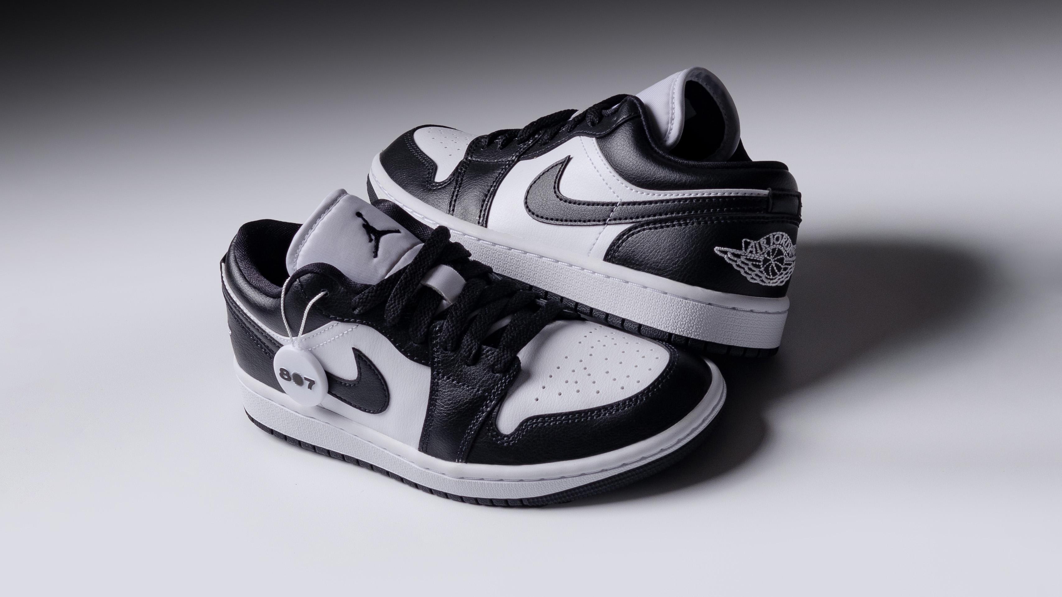 Tips Merawat Sepatu Warna Putih Hitam Seperti Panda Edition