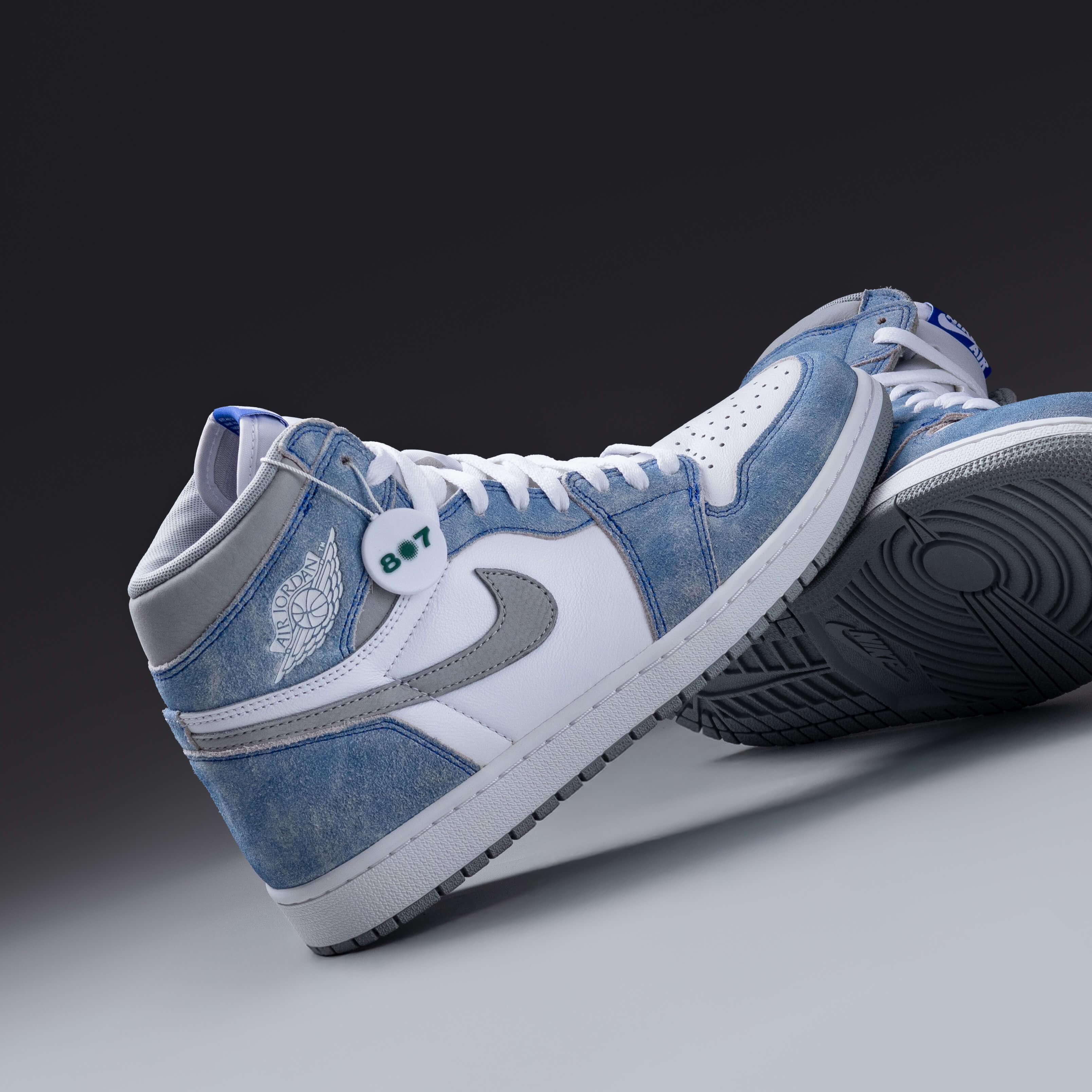 Air Jordan 1 High Hyper Royal