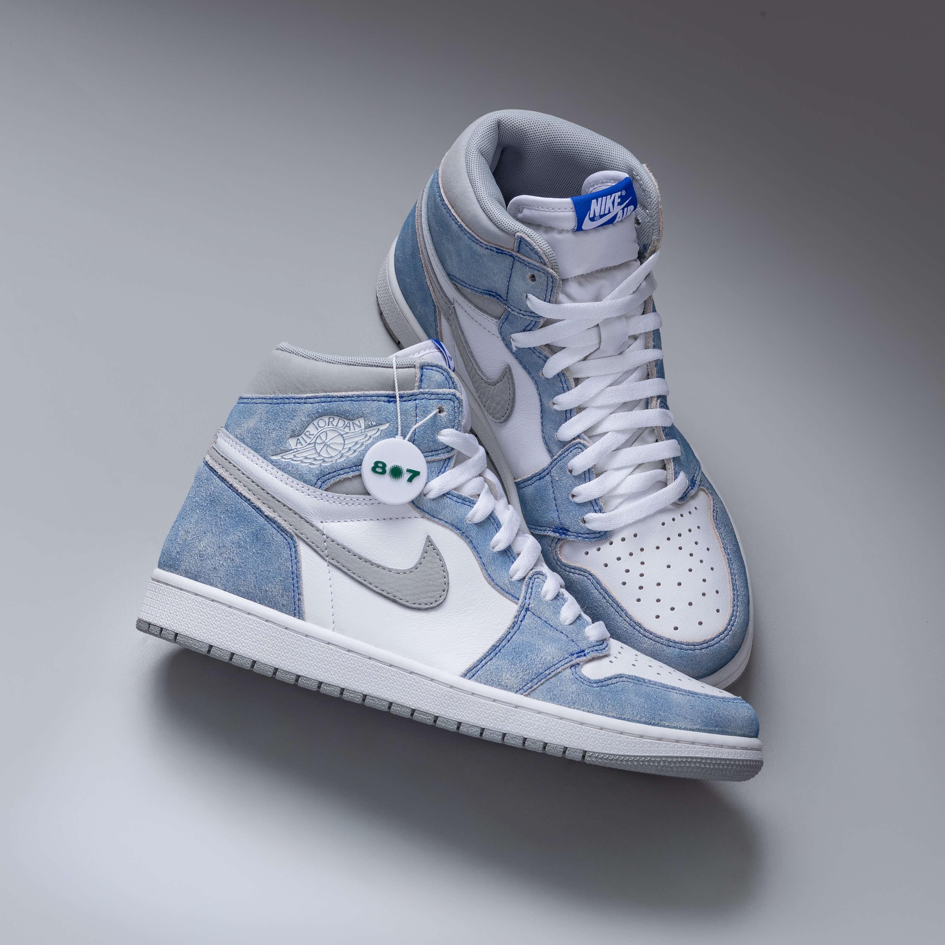 Air Jordan 1 High Hyper Royal