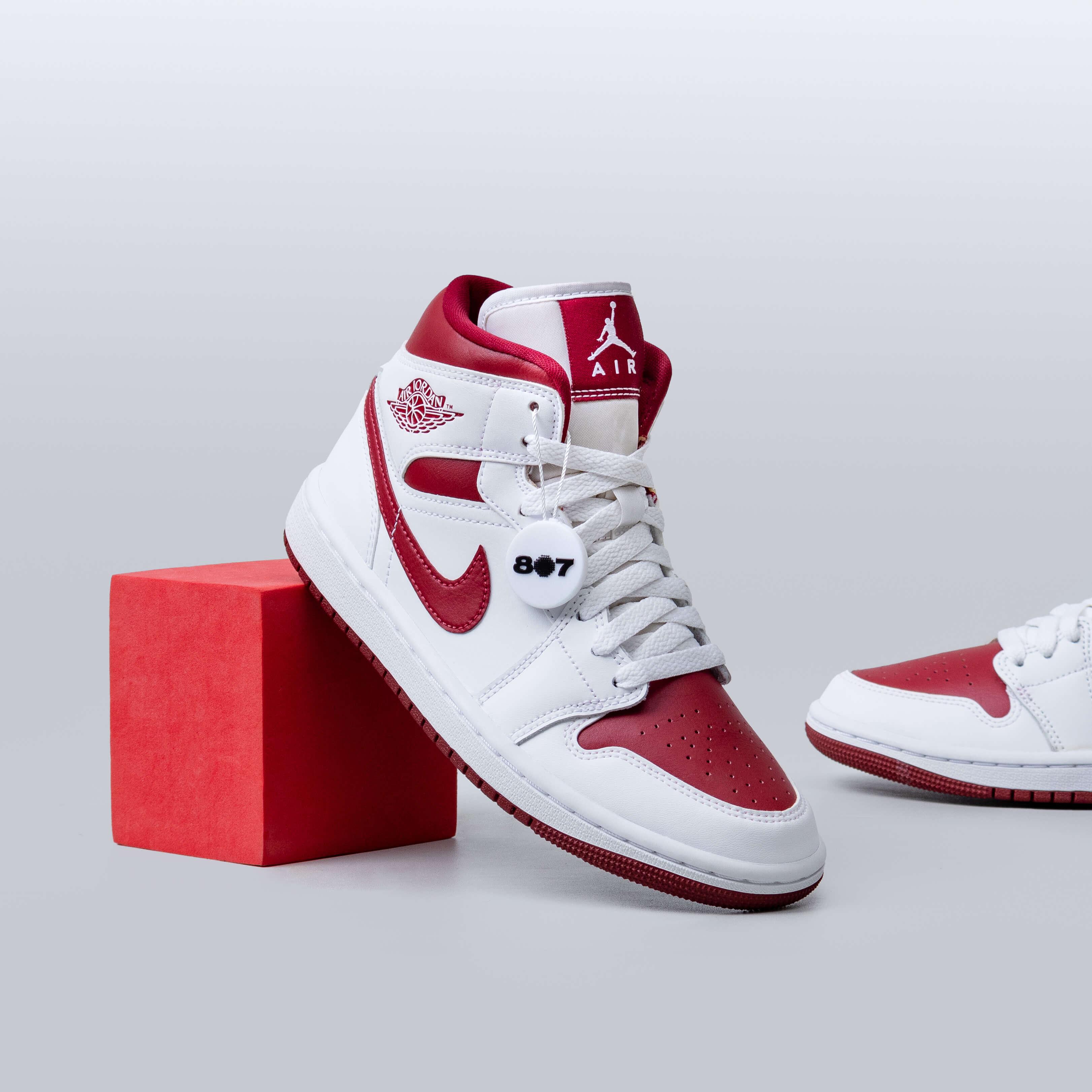 Air Jordan 1 Mid Reverse Chicago
