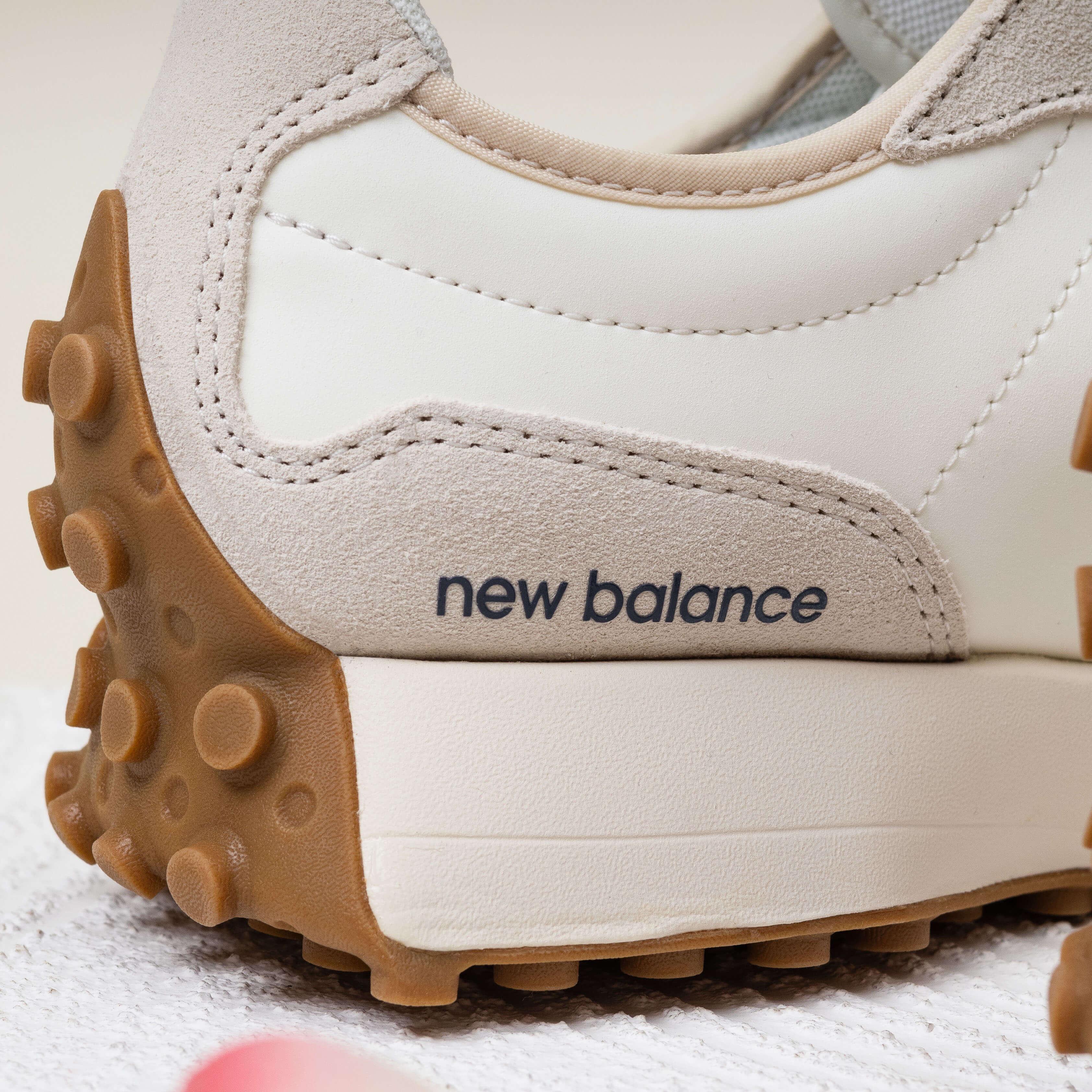 New Balance 327 Moonbeam Outerspace