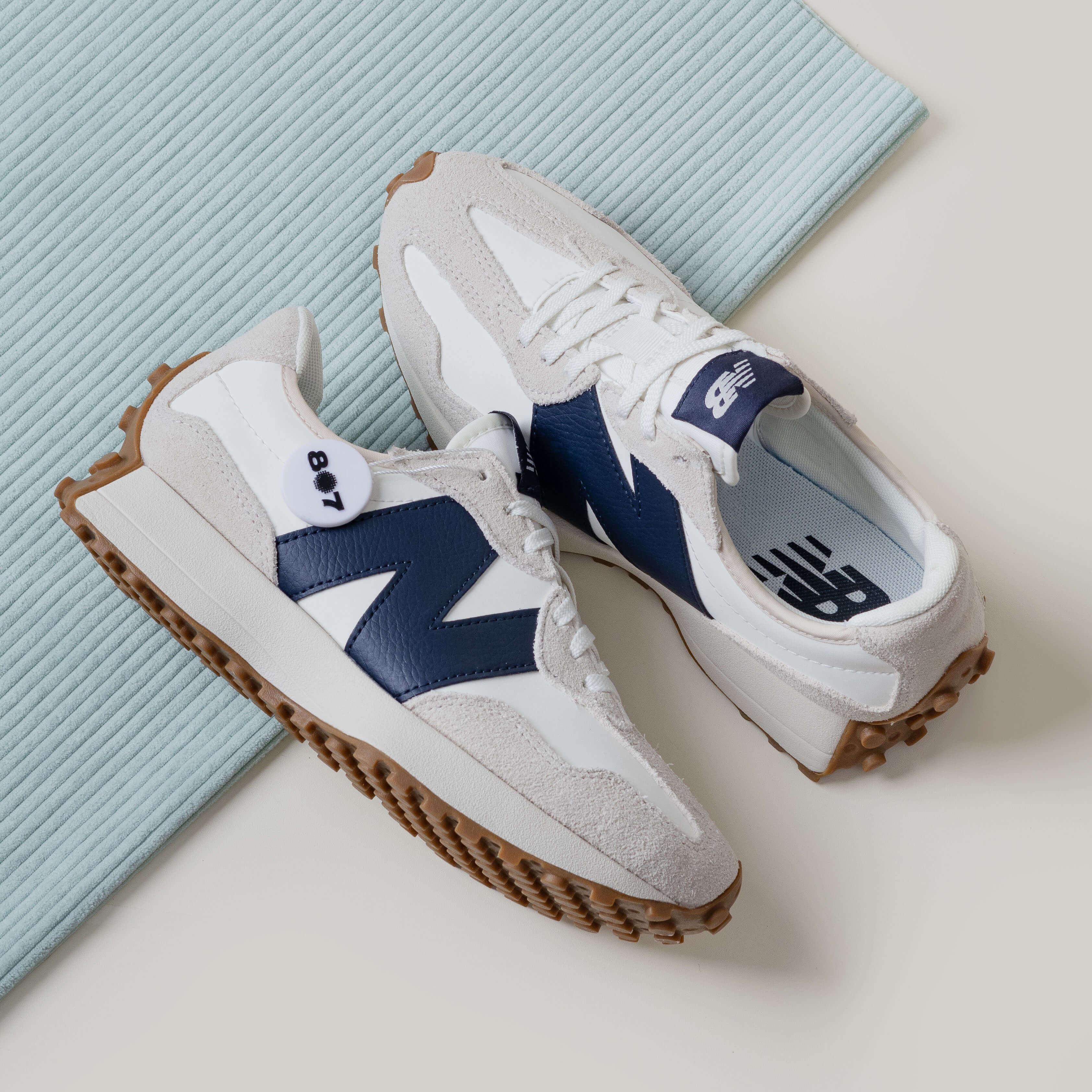 New Balance 327 Moonbeam Outerspace