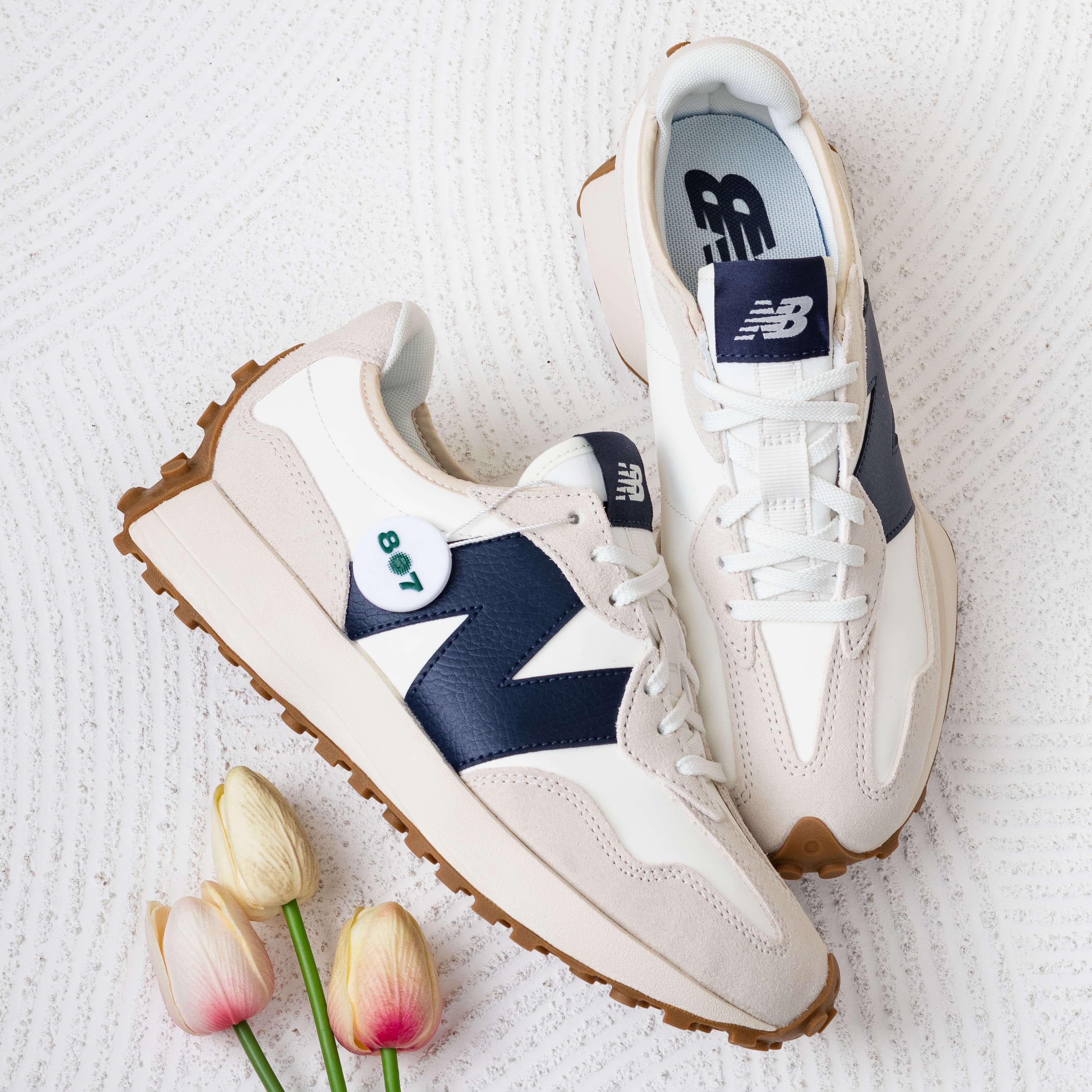 New Balance 327 Moonbeam Outerspace