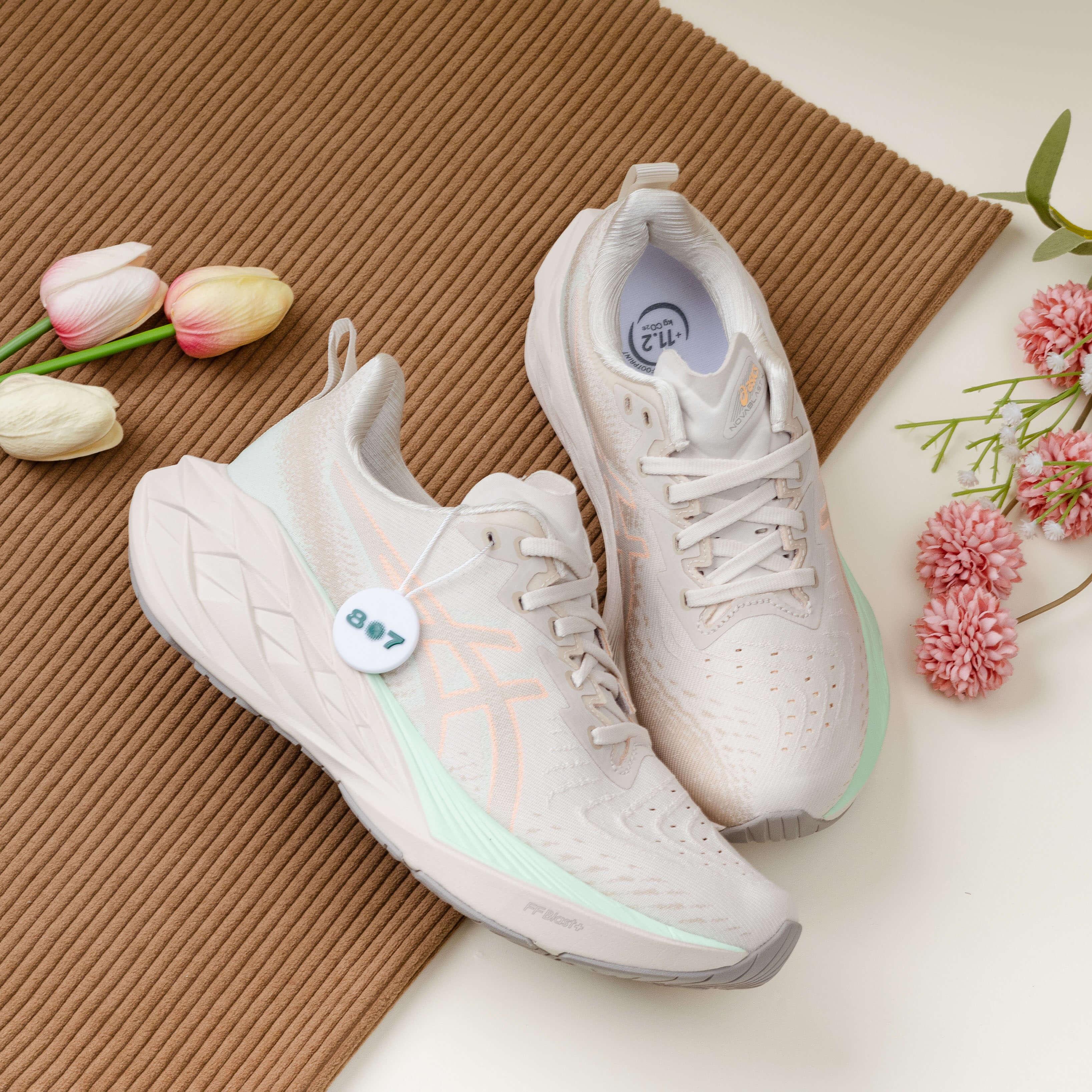 Asics Novablast 4 Oatmeal Moonrock