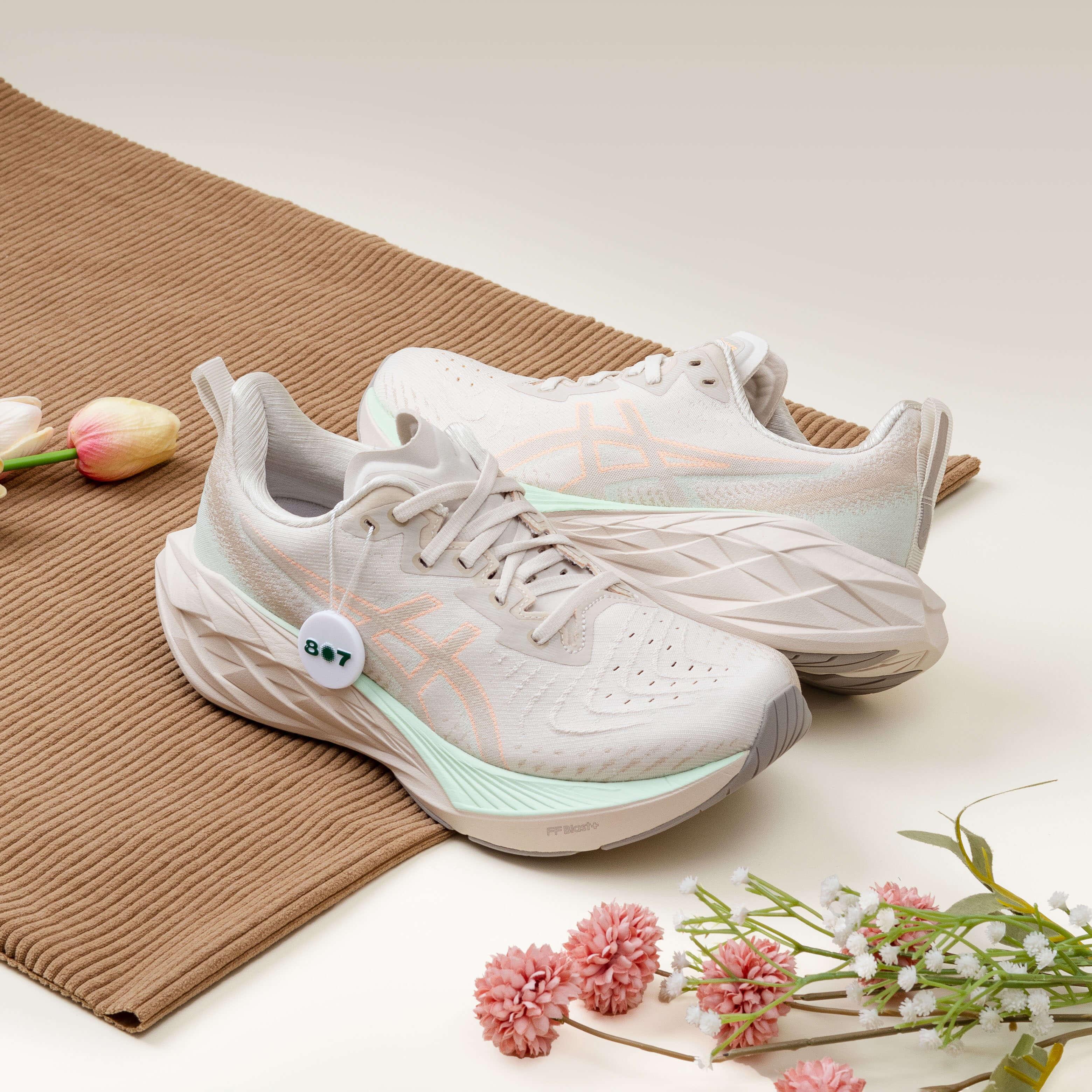 Asics Novablast 4 Oatmeal Moonrock