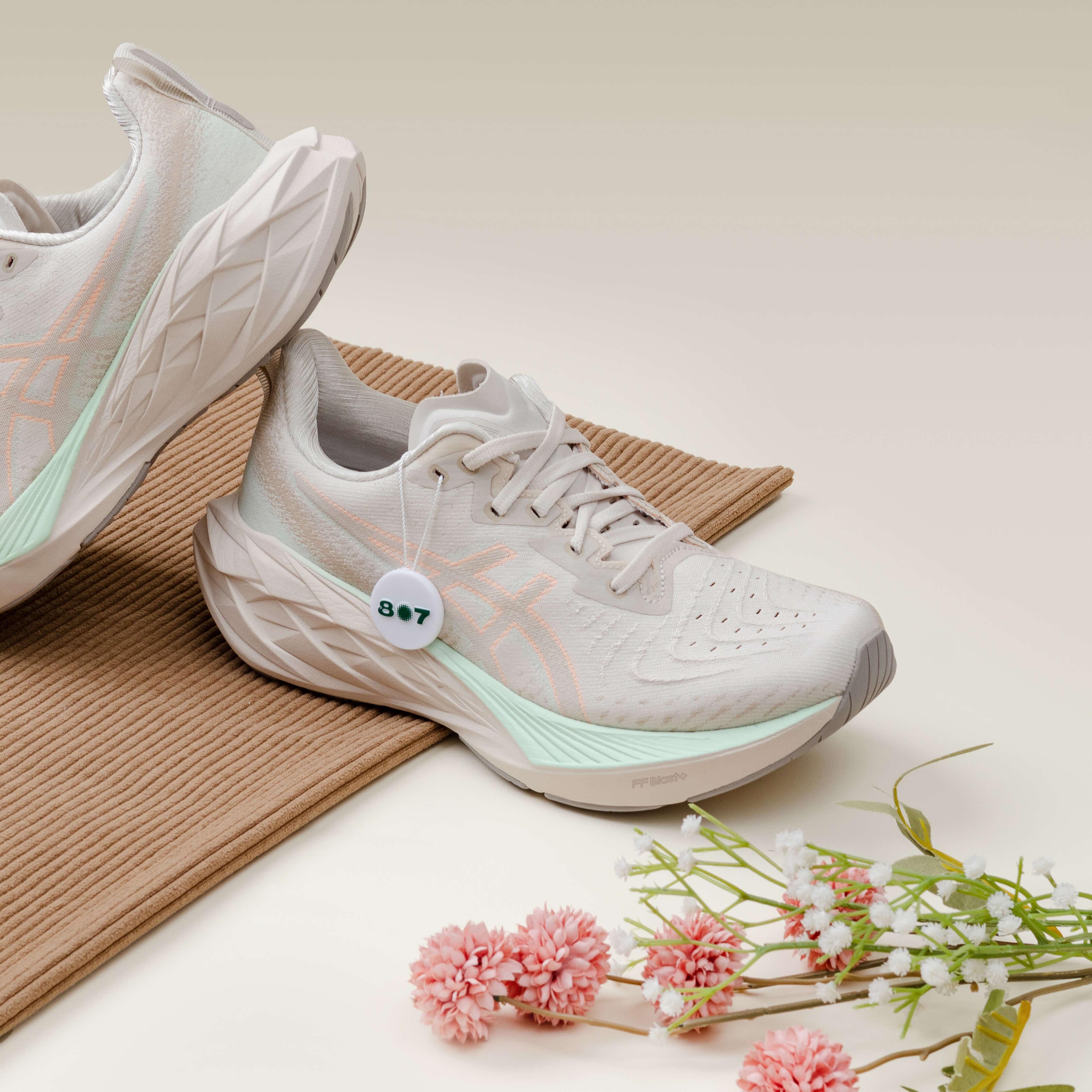 Asics Novablast 4 Oatmeal Moonrock