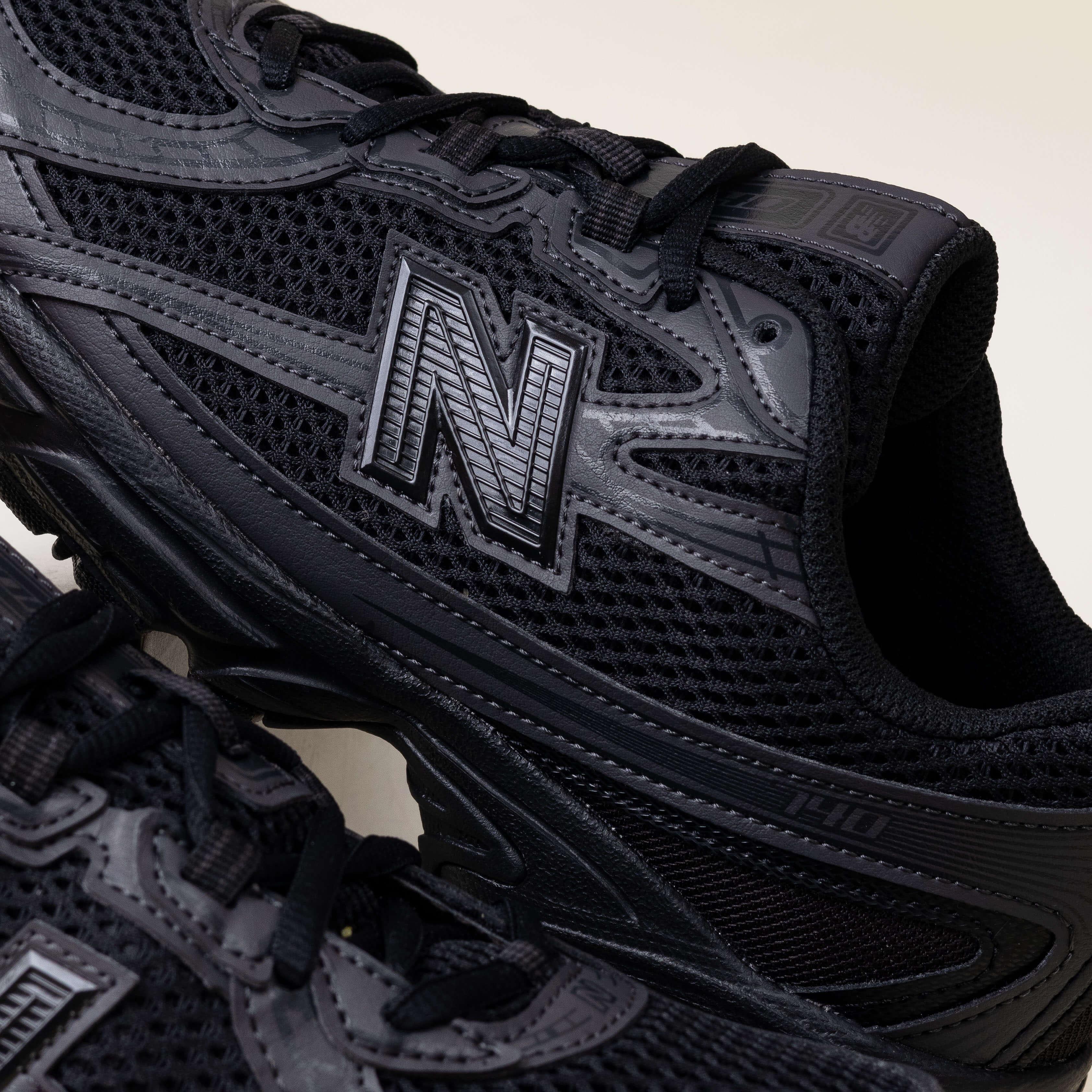 New Balance 740 Triple Black GS Women